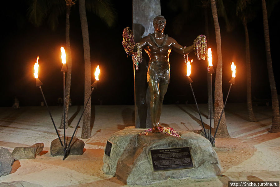 памятник нац. герою Гавайев — превому чемпиону Мира по серфингу