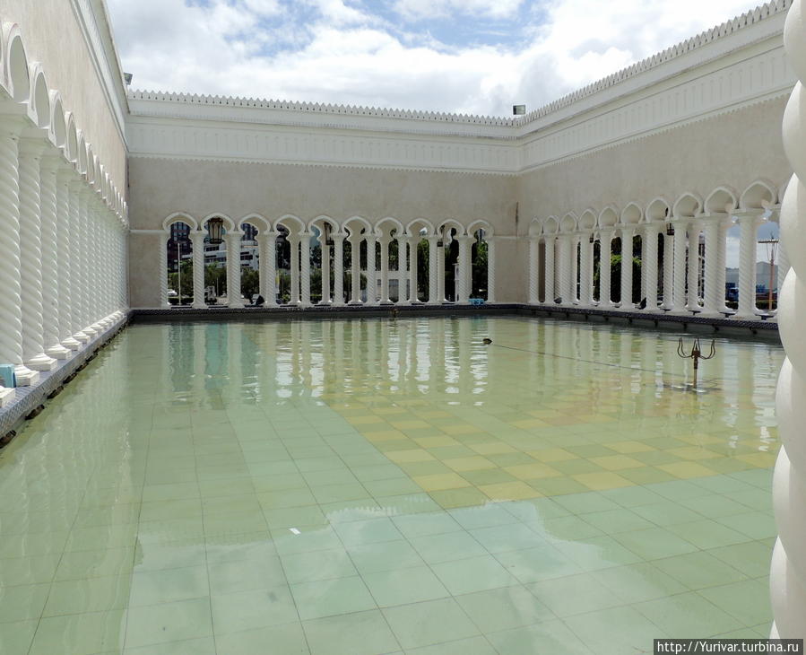 Бассейн мечети Omar Ali Saifuddien mosque Бандар-Сери-Бегаван, Бруней