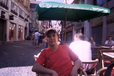 алматинский путешественник Андрей Гундарев (Алмазов) в Руан, Нормандия, год 2004