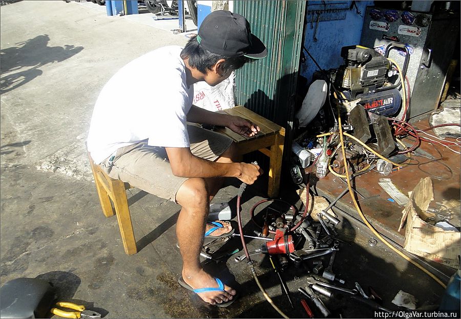 *В городе очень много разного рода ремонтных мастерских Губат, Филиппины
