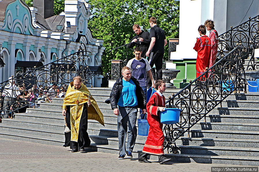 проповедь завершилась, выходят на непосредственное освящение Харьков, Украина