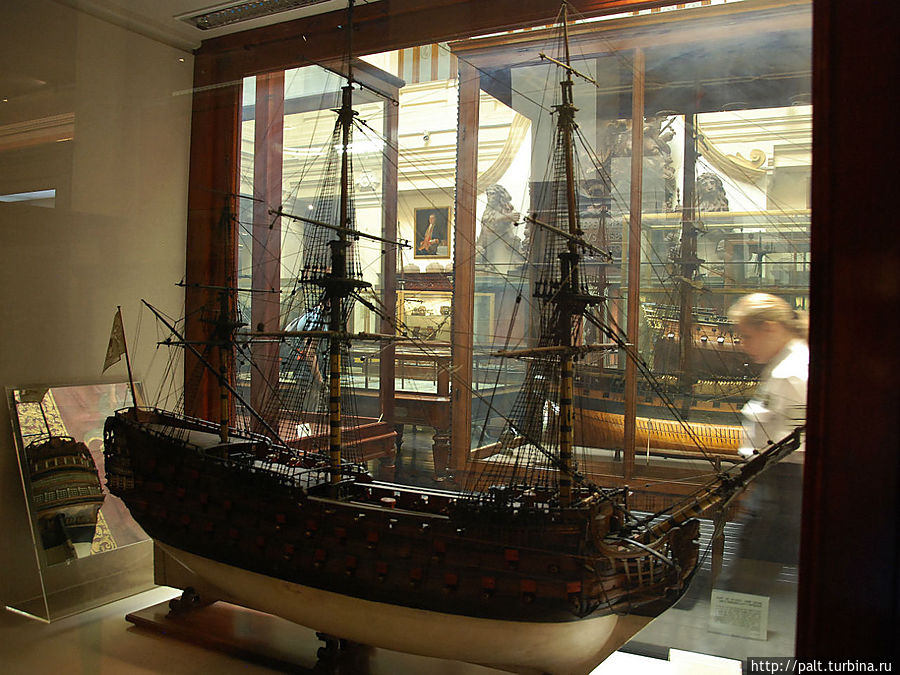 Моделей кораблей в музее не счесть. У больших моделей мачты лежат рядом — не помещаются в высоту. Мадрид, Испания