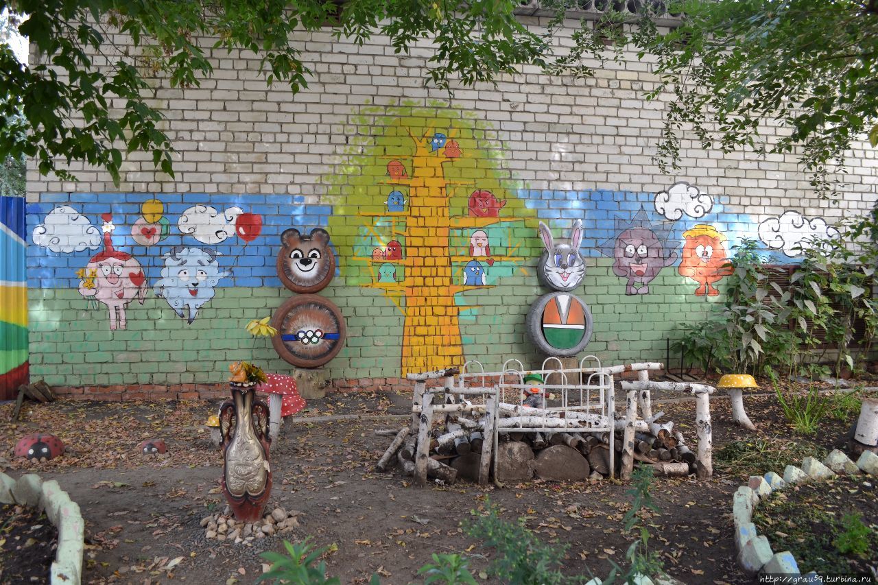 Что может сделать фантазёр в обычном дворе из старых игрушек Саратов, Россия