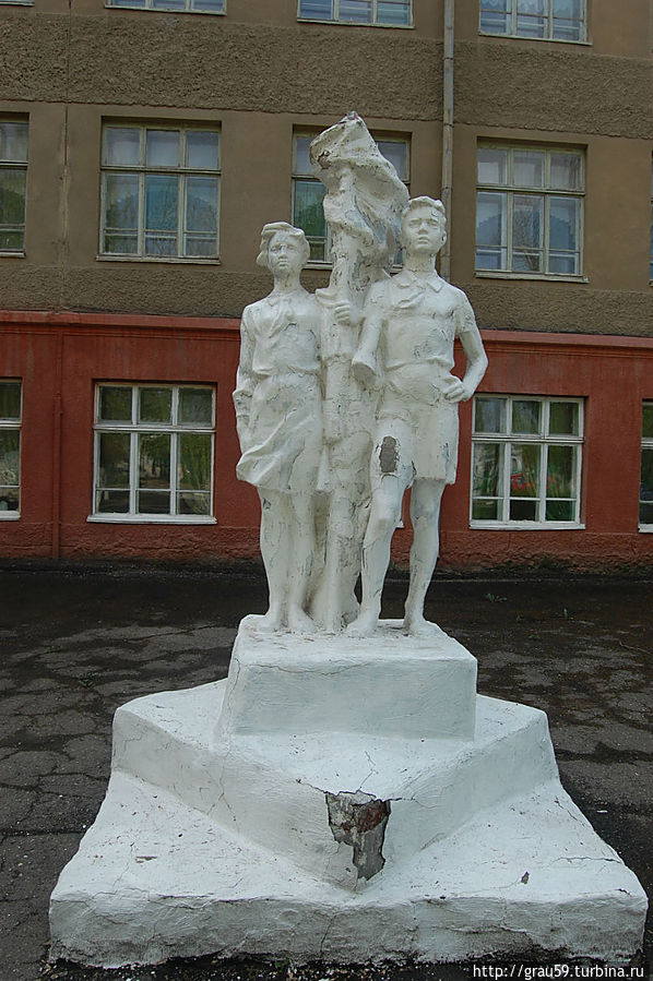 Памятник пионерам с факелом Энгельс, Россия