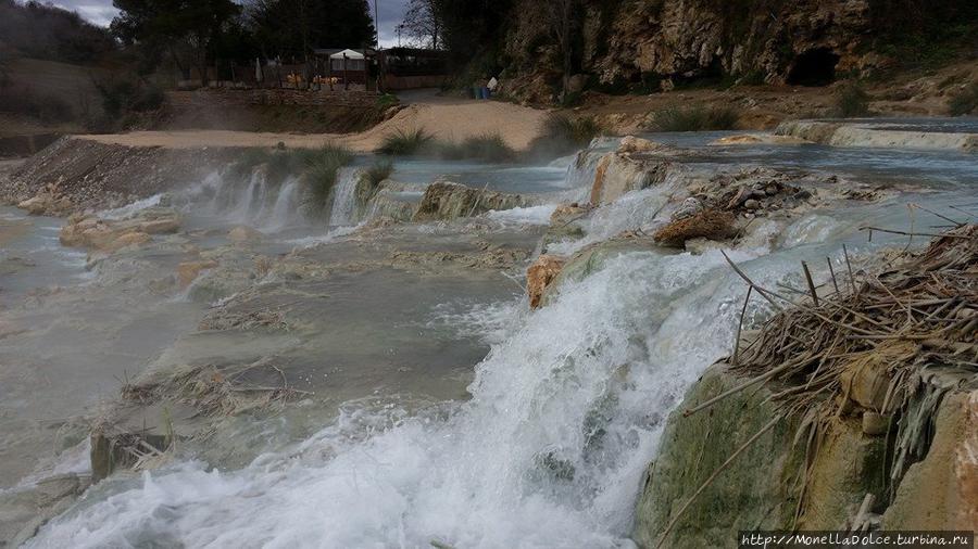 Каскад термальной воды в Терме ди  Сатурния — 22 января Сатурния, Италия