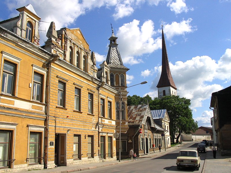 На центральной улице Раквере, Эстония