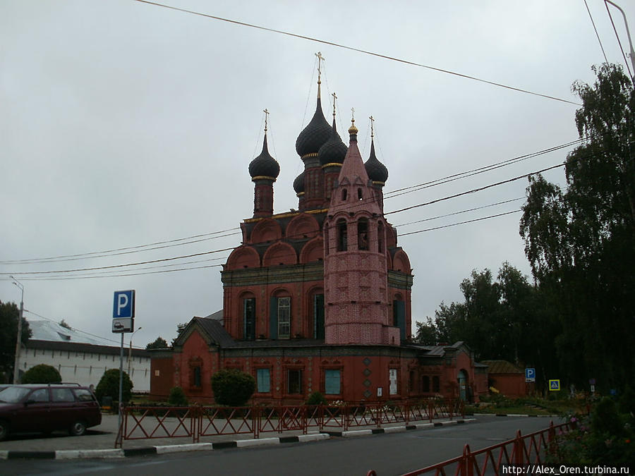 Церковь Богоявления построена в 1684-93. Самый не ярославский храм, имеет яркие признаки московской школы — два ряда кокошников вместе с высокими, тонкими барабанами куполов, венчающих храм. Это символично — здесь начинается дорога на Москву. Ярославль, Россия