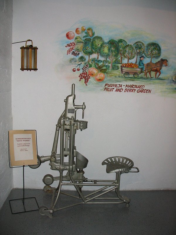Экспонат музея — машинка для закупоривания бутылок Пылтсамаа, Эстония