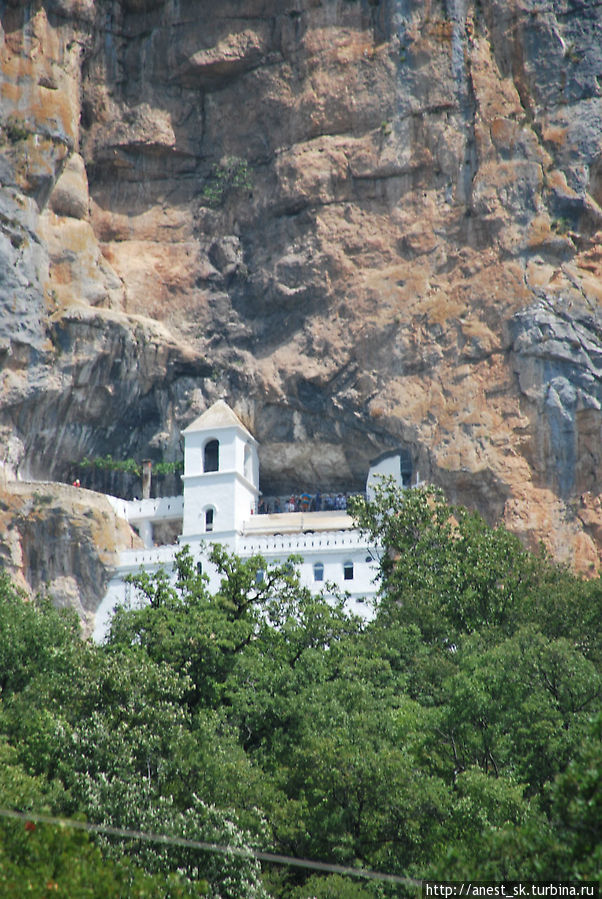 Черногория, Острожский монастырь. Расположен на высоте 900м. над уровнем моря. Бечичи, Черногория
