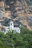 Черногория, Острожский монастырь. Расположен на высоте 900м. над уровнем моря.