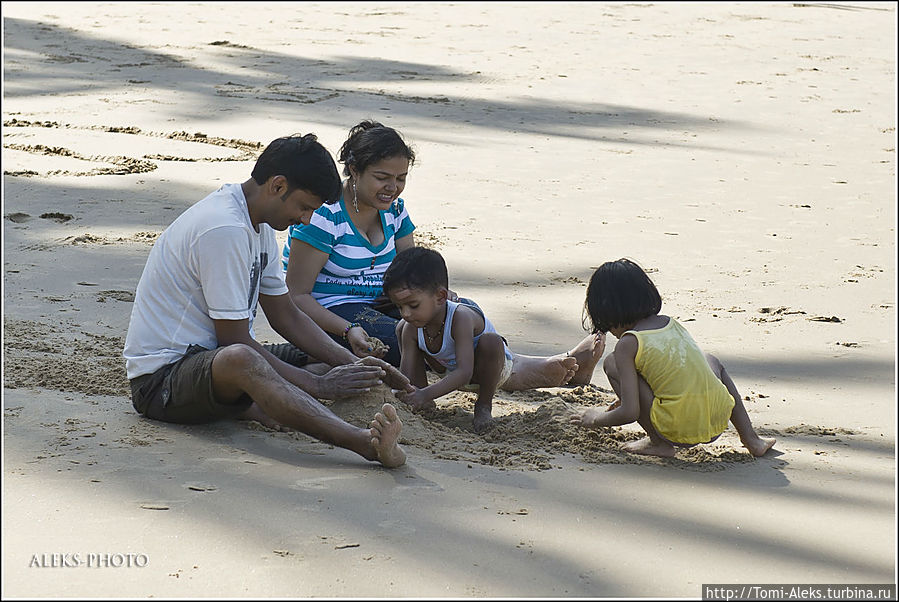 Простая индийская семья. Индийские женщины купаются только в одежде. А загорать индийцам — ни к чему...
* Простая индийская семья. Индийские женщины купаются только в одежде. А загорать индийцам — ни к чему...
*