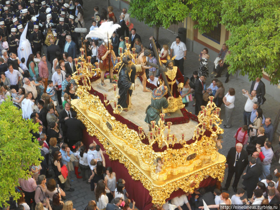 El paso-специальная деревянная платформа, украшенная цветами, свечами, бархатом с золотой и серебряной вышивкой на которой размещают фигуры Иисуса Христа или Мадонны. Севилья, Испания