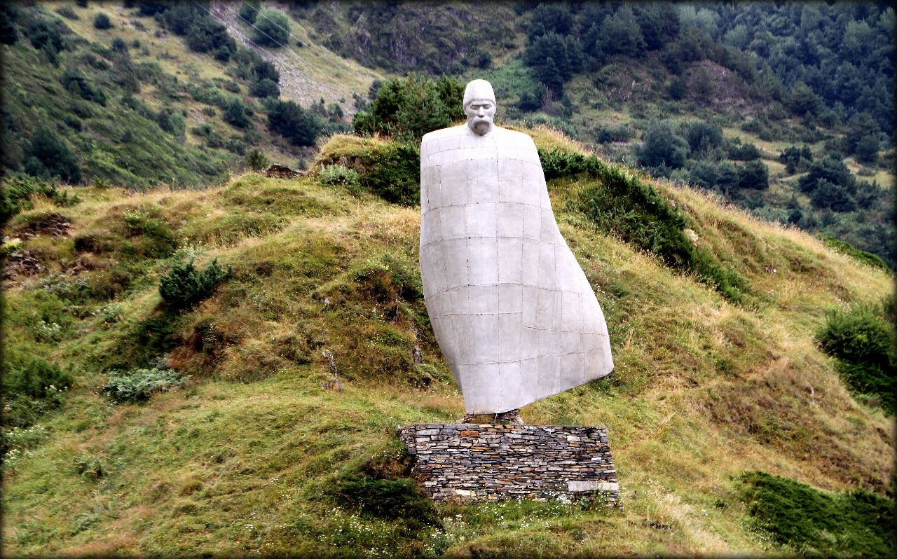 Село нар Северная Осетия памятник Коста