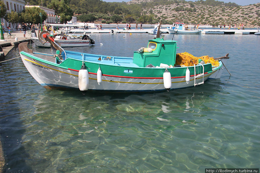 Рыбацкие кораблики бухты Панормитис Остров Сими, Греция