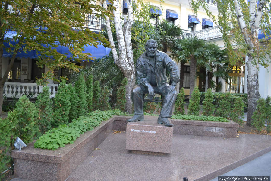 Памятник Юлиану Семёнову Ялта, Россия