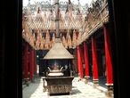 г.Хошимин. Пагода Тхиенхау, или Небесной женщины. Поминальные курительницы