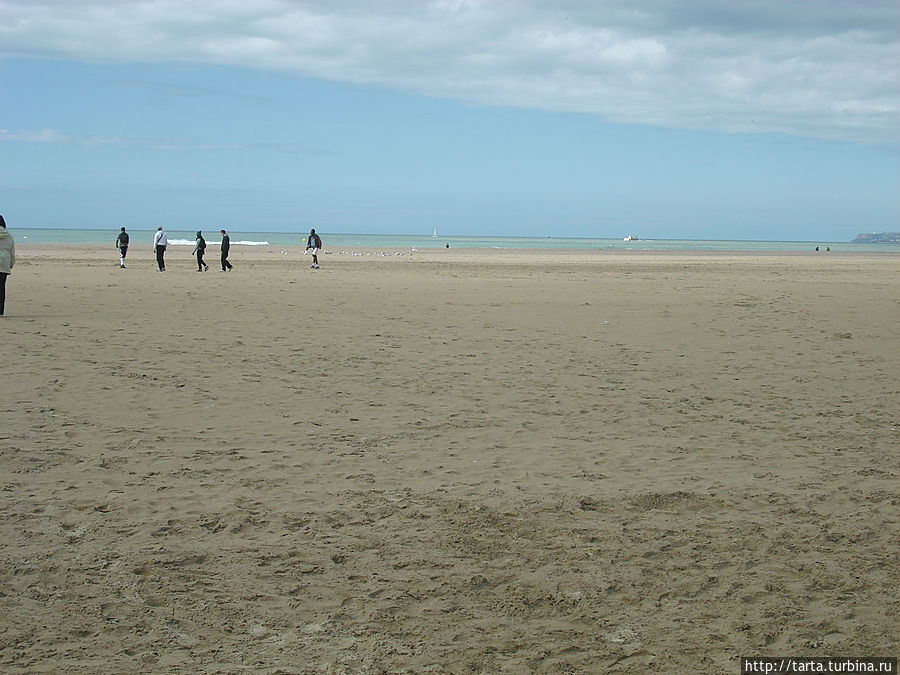 На песчаном пляже Довилль, Франция