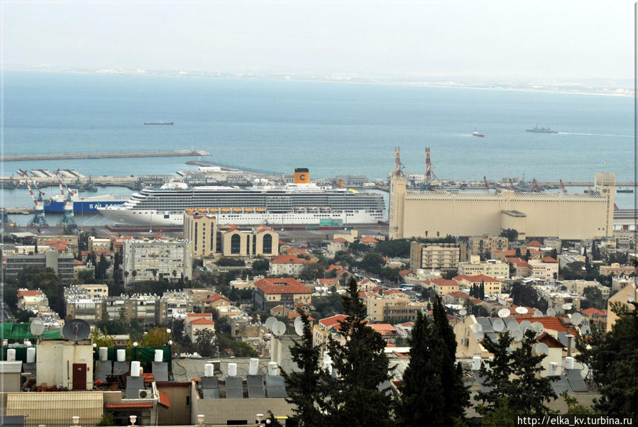 Огромное здание у самого берега — зернохранилище. Сто процентов муки в Израиле производится из импортированного зерна. Хайфа, Израиль