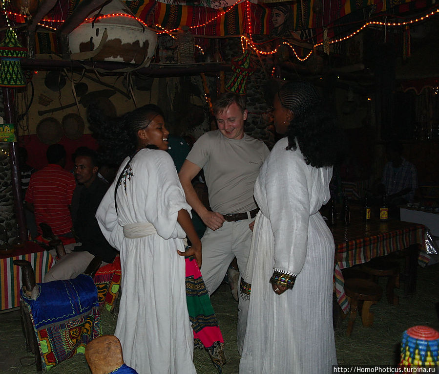 За колбочкой тэджа Лалибела, Эфиопия За колбочкой тэджа Лалибела, Эфиопия