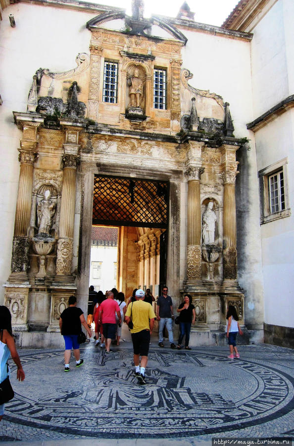 Железные ворота снаружи Коимбра, Португалия