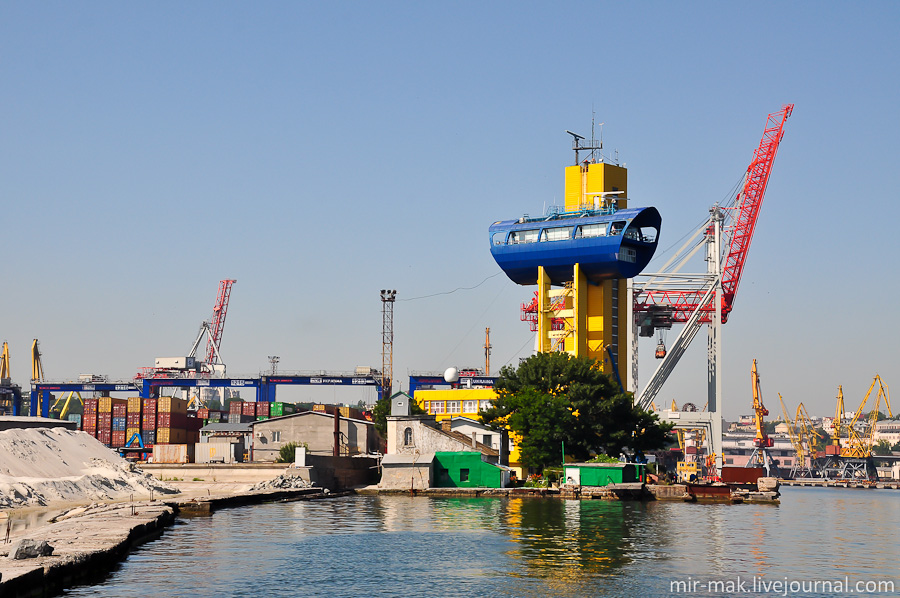 Здание выделяется на общем фоне и имеет хороший обзор по всей акватории порта. Здание выделяется на общем фоне и имеет хороший обзор по всей акватории порта.