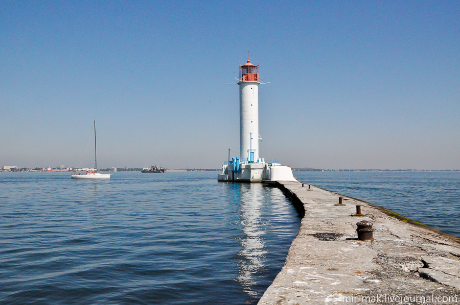Мне повезло, на море был штиль и «тропа маячника» была сухой. Можно лишь представить в какой атракцион превращается эта прогулка во время даже небольших волн. Мне повезло, на море был штиль и «тропа маячника» была сухой. Можно лишь представить в какой атракцион превращается эта прогулка во время даже небольших волн.