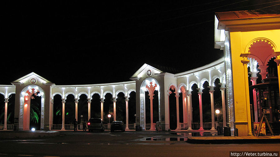 Колоннада. Вид вправо от центра. Гагра, Абхазия