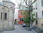 Во дворе колонна со статуей Св. Христофора и деревянный барельеф Голгофа построены в 1720-х годах.
