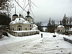 Если спуститься к Волге можно увидеть заброшенную Церковь Параскевы Пятницы — Рождества Богородицы. Таких двойных названий больше нет нигде в России.