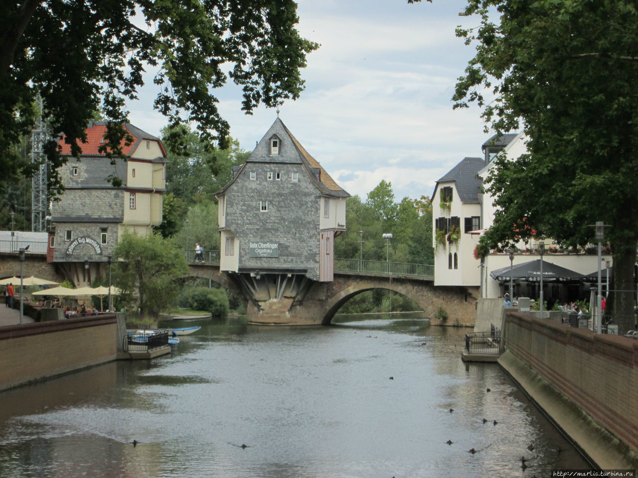 Каменный мост через Наю (1300г.) и ставшие символом города  домики на мосту — Брюкенхойзер (1495 г.) Бад-Кройцнах, Германия