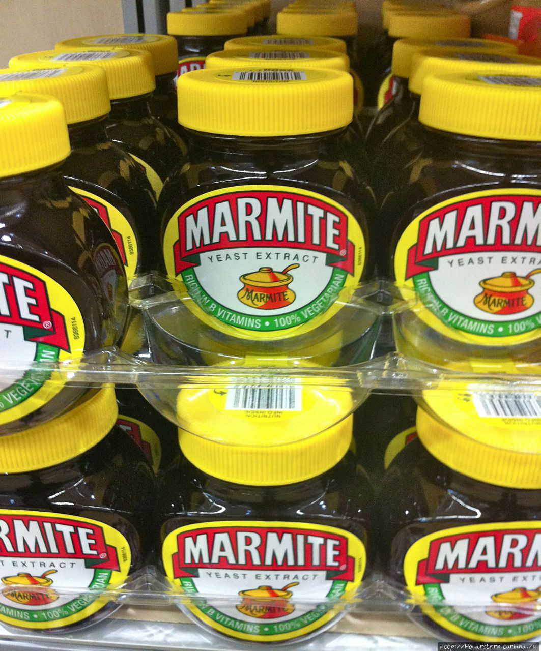 Marmite — название, которое знакомо любому англичанину с детства. Этот продукт настолько близок британцам, что сопровождает их и во время учебы в школе, и службы в армии. Это дрожжевой экстрат в виде пасты, которую обычно едят на завтрак в виде сендвичей. По цвету паста коричневого цвета, запах и вкус очень специфический и на любителя. Слоган компании-производителя как никогда правдив: 