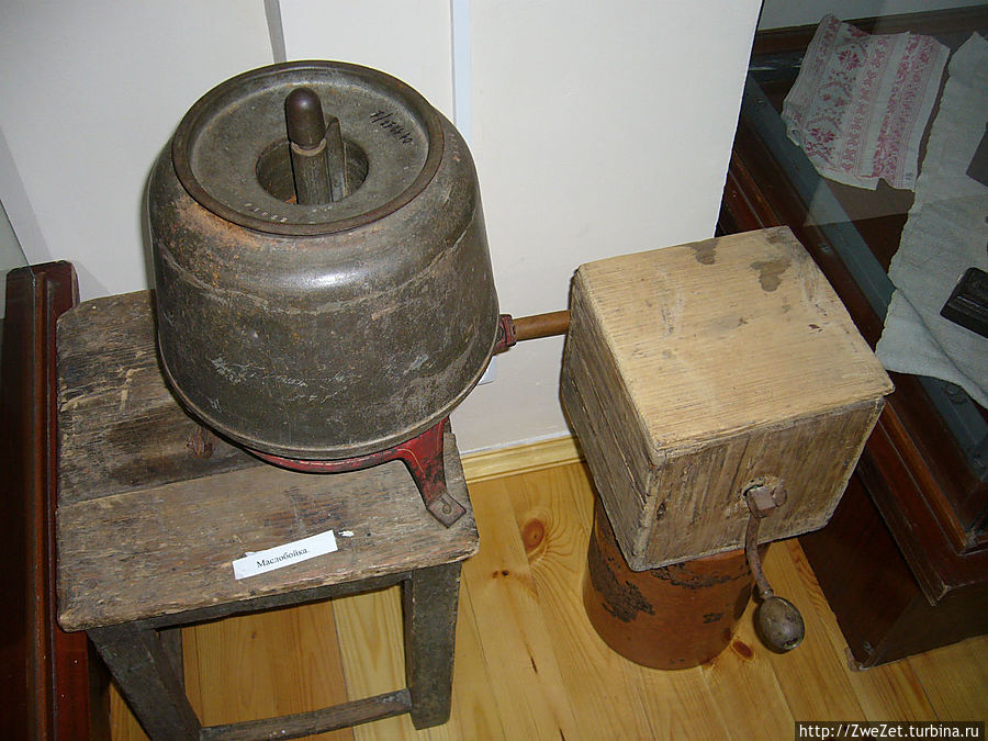 Маслобойка (в ней в старину вручную сбивали из сметаны масло) Маслобойка (в ней в старину вручную сбивали из сметаны масло)