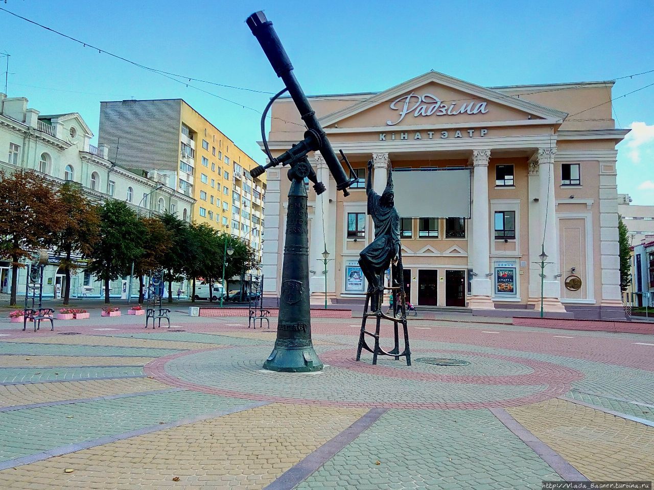 Звездочет на площади звезд в Могилеве Беларусь