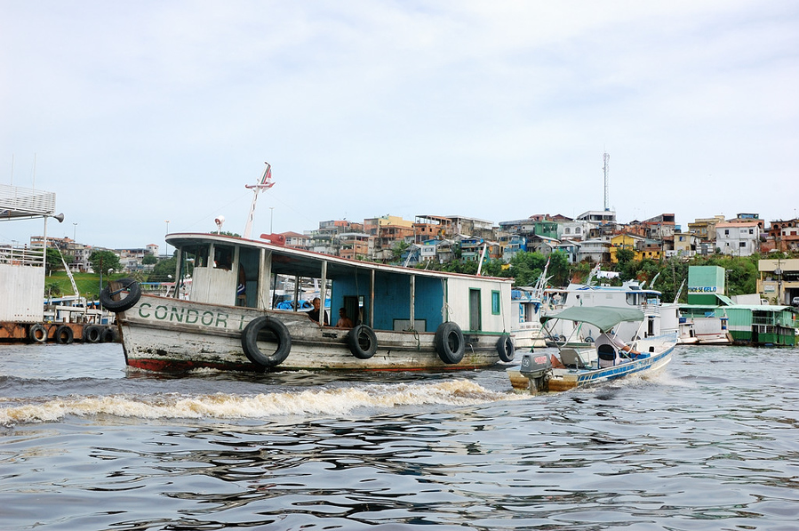 Лодки на Риу-Негру Манаус, Бразилия
