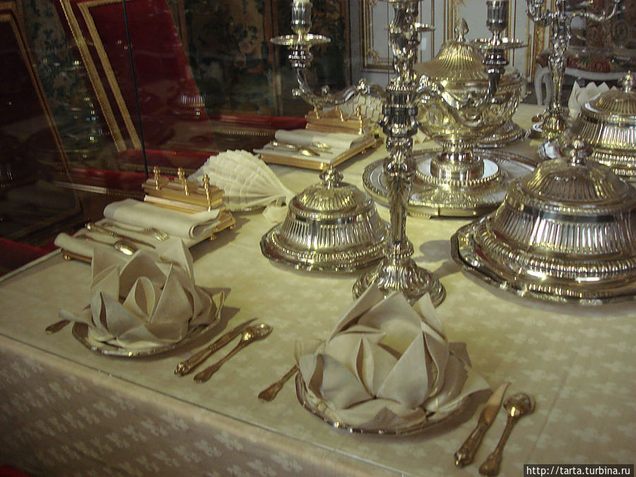 Набор посуды для королевской трапезы (под стеклянным колпаком) в зале для совместных обедов. Версаль, Франция