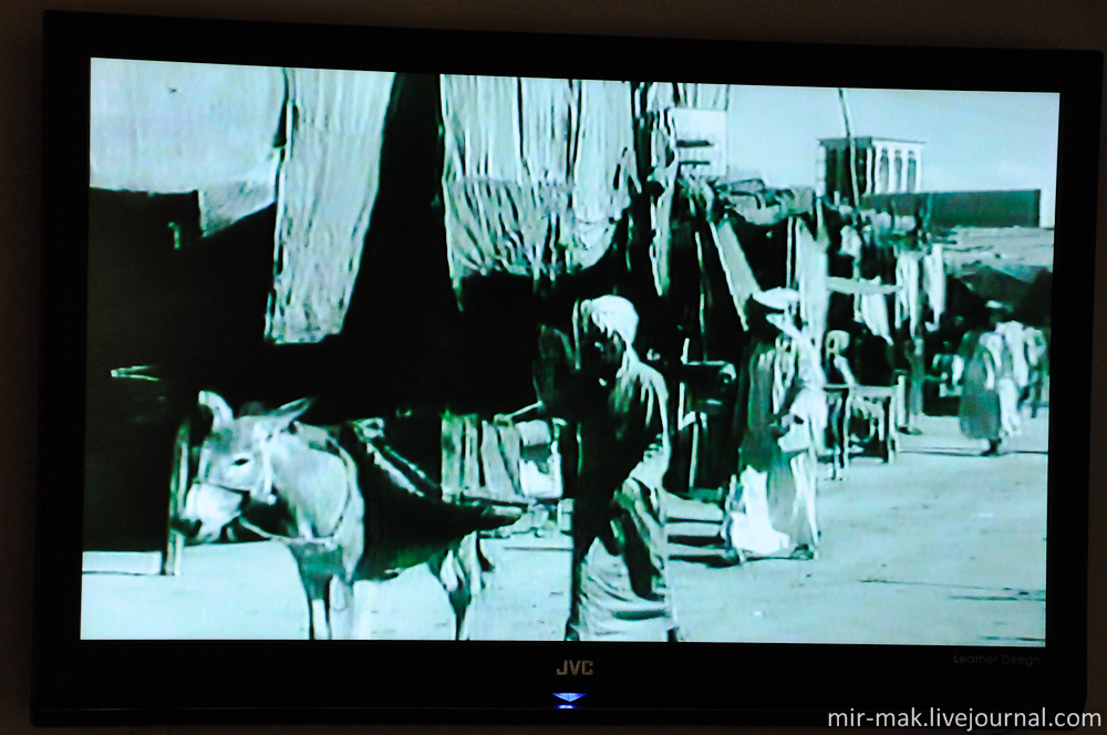 На экранах крутят кадры с архивными видеозаписями. Дубай, ОАЭ