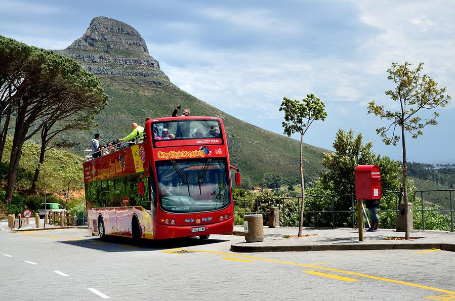 Красный автобус у Столовой горы Кейптаун, ЮАР