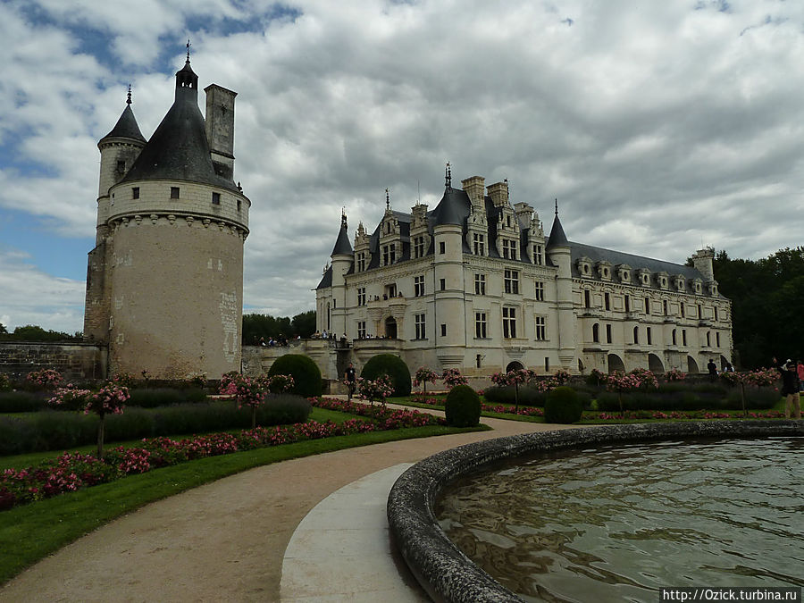 Вид на замок из сада Екатерины Шенонсо, Франция
