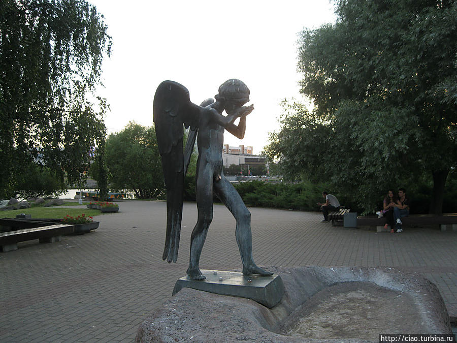 Скульптура плачущего ангела. Минск, Беларусь