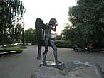 Скульптура плачущего ангела.