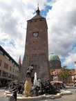 Одна из самых значительных достопримечательностей города Нюрнберг расположена на площади Людвигсплац (нем. Ludwigsplatz). Это необычайно красивый фонтан Супружеская карусель (нем.Nürnberger Ehekarussell)