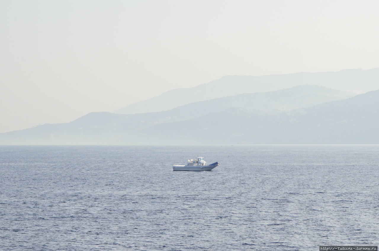 Из Неаполя в бурное море Неаполь, Италия Из Неаполя в бурное море Неаполь, Италия