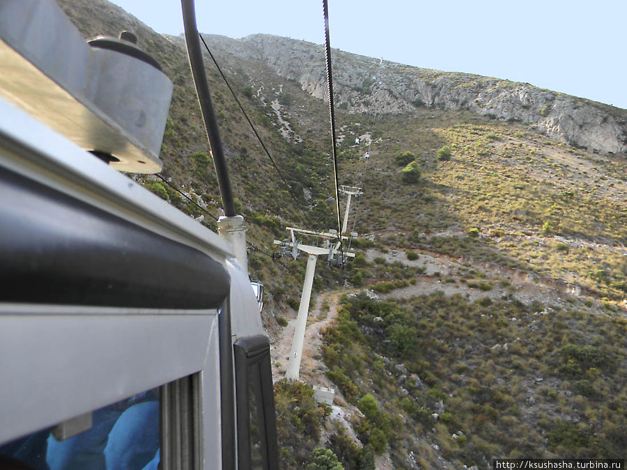 Наконец канатка из горизонтальной делается почти вертикальной, и мы взлетаем на гору. Беналмадена, Испания