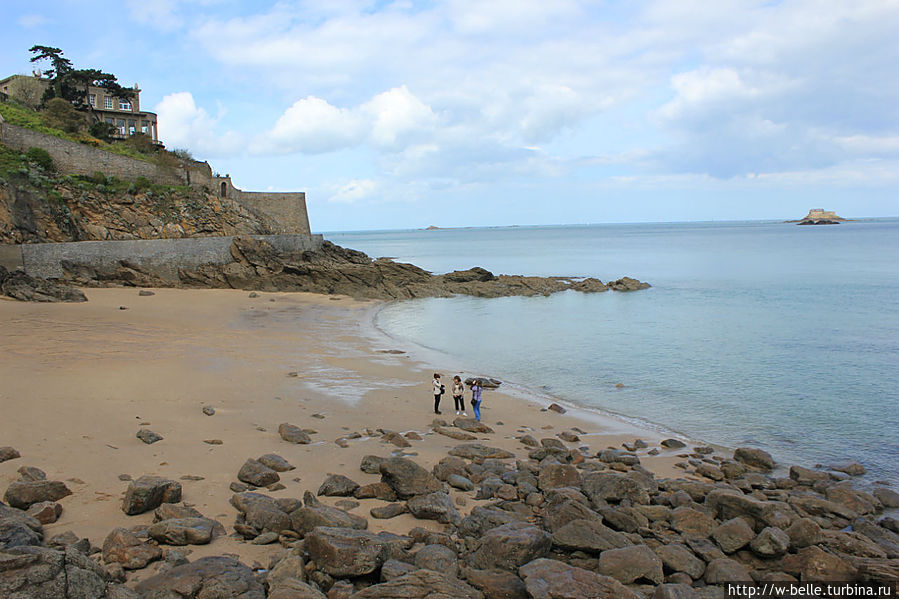 Небольшой и очень уютный пляж St.Enogat, откуда можно подняться по ступенькам на верхнюю панорамную тропу. Небольшой и очень уютный пляж St.Enogat, откуда можно подняться по ступенькам на верхнюю панорамную тропу.