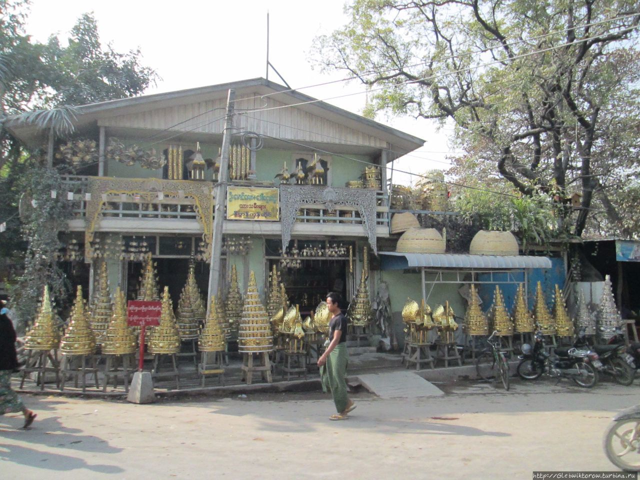 Типичная мастерская с Буддами Мандалай, Мьянма