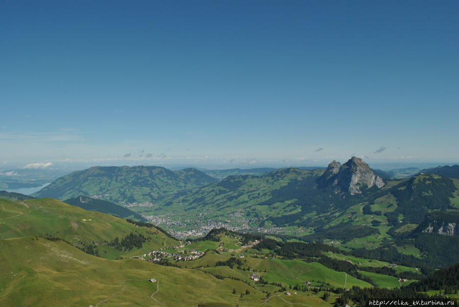 Вид на Штоос (на переднем плане) и Швиц и Мифы с вершины Клингеншток Бруннен, Швейцария