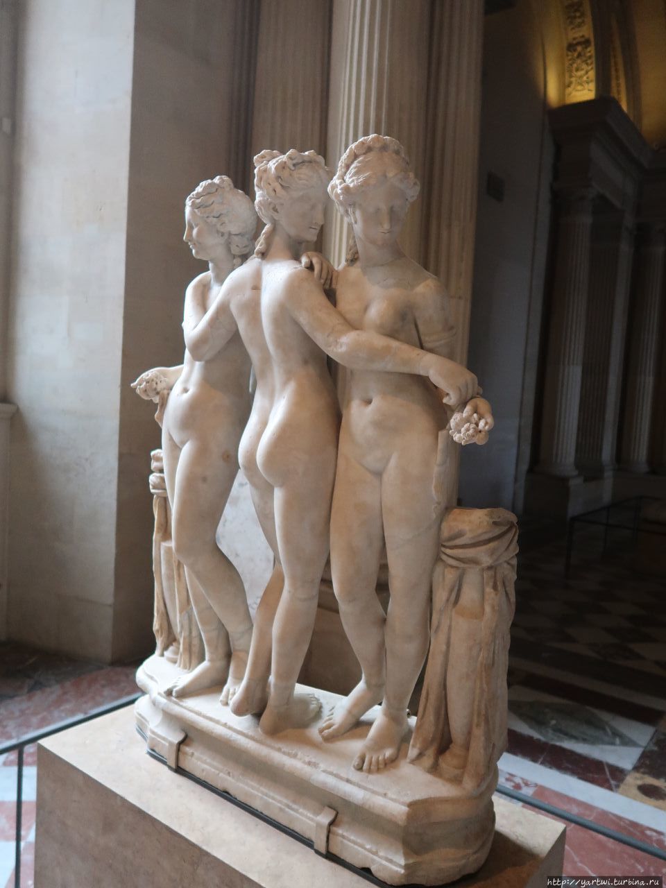 Попутно смотрим на не менее знаменитые скульптуры. На фотографии — Три грации. Париж, Франция