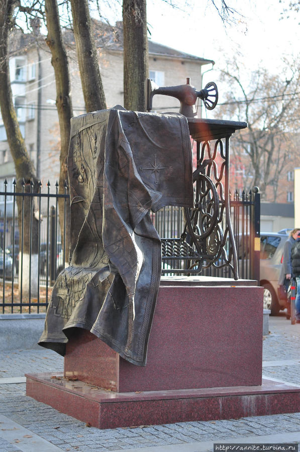 Памятник швейной машинке 