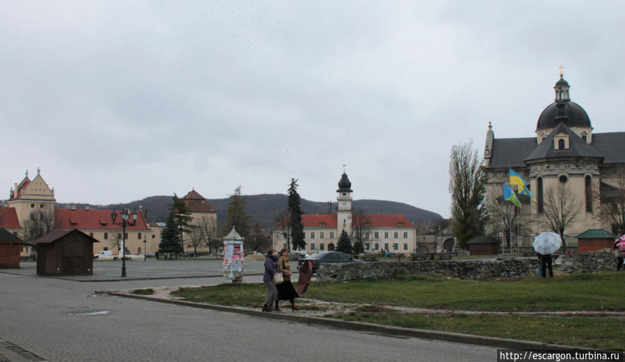 За площадью, слева направо, видны Замок(1596-1630) , Ратуша (1932), костёл Святого Лаврентия (1606-1618). а вдалеке зелёный склон горы Гарай, где сохранились остатки парка. Правее — еще и Василианский монастырь (1612, перестроен в 19 веке), а большинство камениц на площади — 17-18 веков. Жолква, Украина
