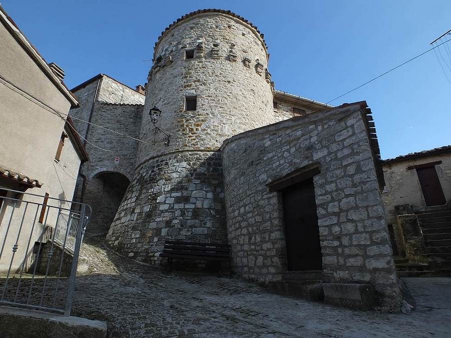 Средневековый городок Кастеллетта (Castelletta) Фабриано, Италия
